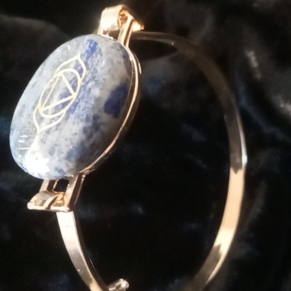 Gold tone bracelet with cats eye stone. Symbolizing the third eye chakra. - Picture 2 of 7